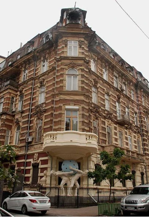 3-х комн. квартира на ул. Гоголя в "Доме с атлантами".