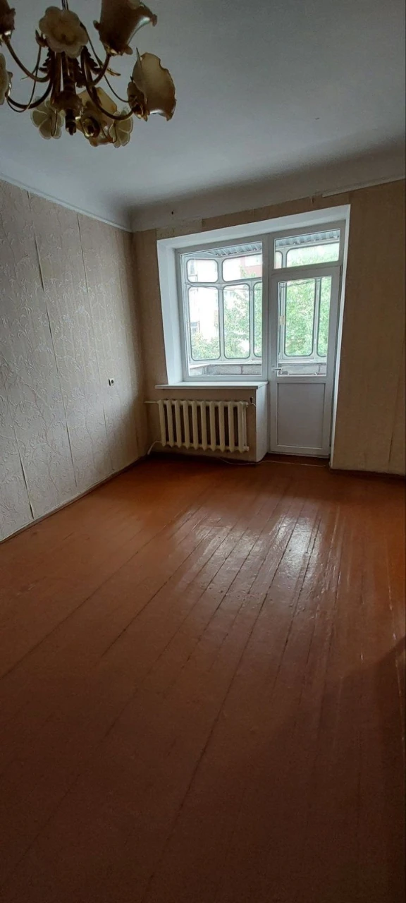 Терміново продається  2-хкімнатна квартира.Центр .