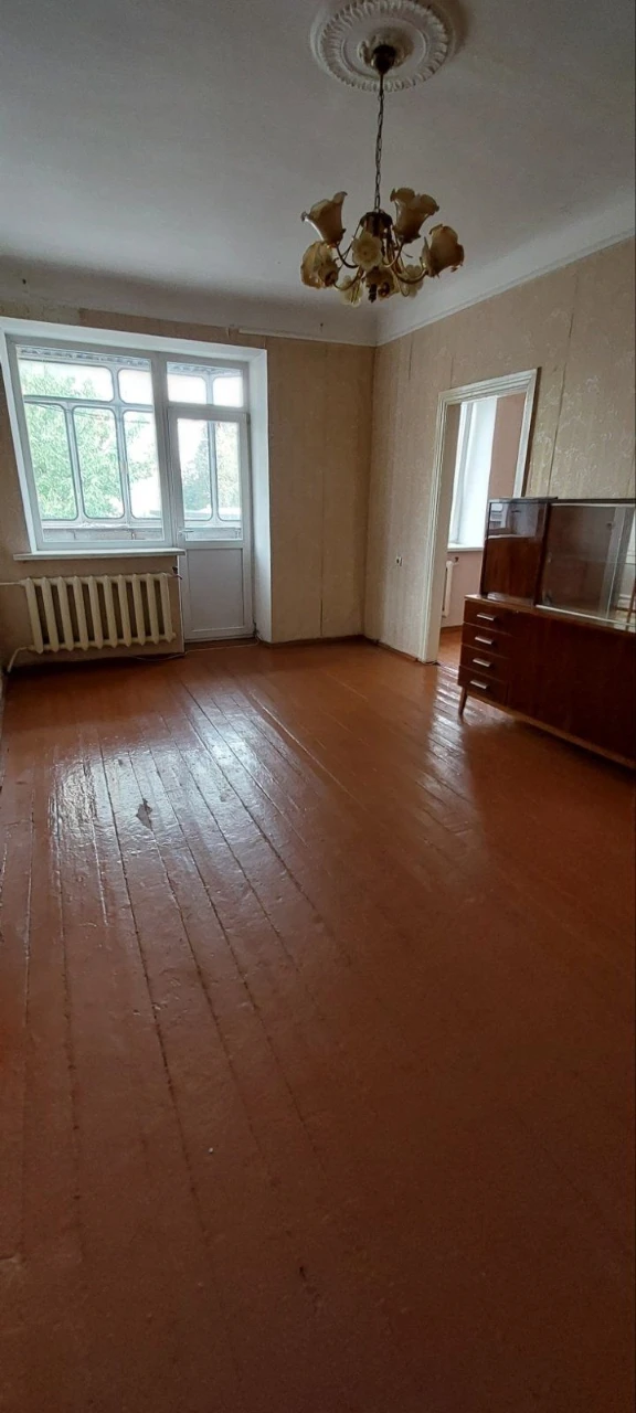 Терміново продається  2-хкімнатна квартира.Центр .