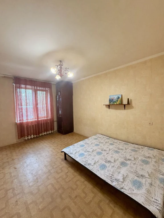 продам 2-к квартиру пр. Кирова 24, маленький париж, центр