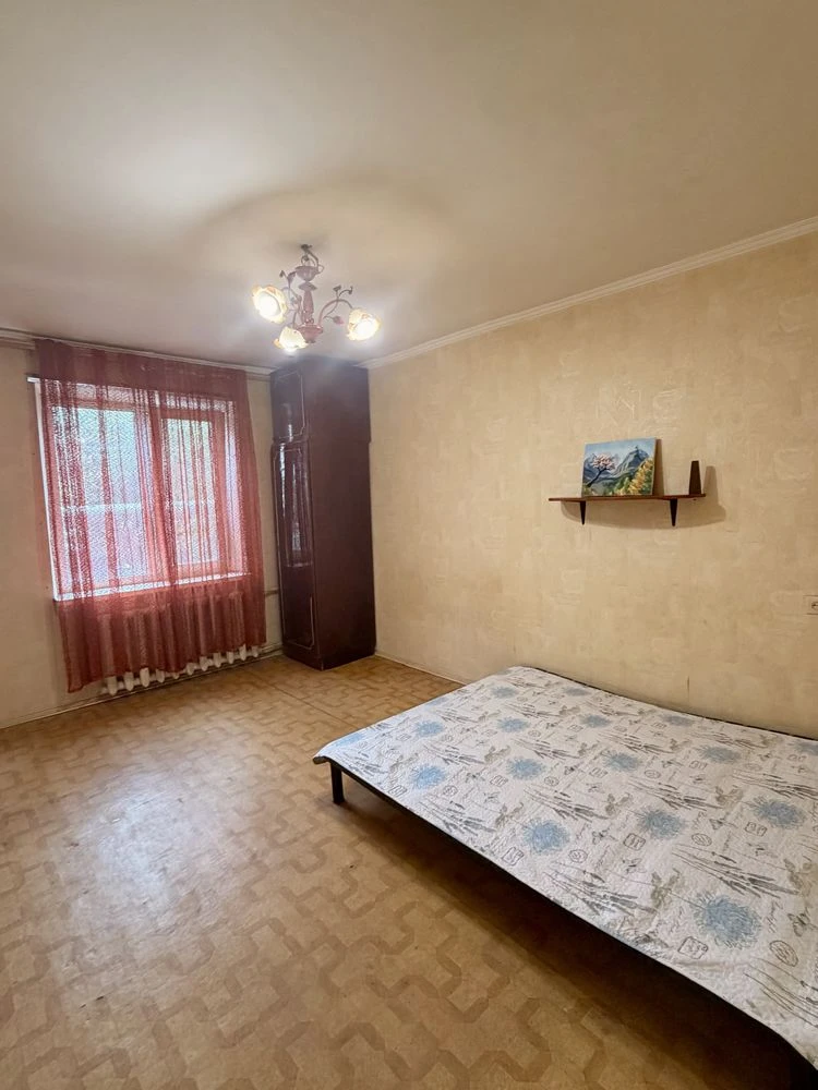 продам 2-к квартиру пр. Кирова 24, маленький париж, центр