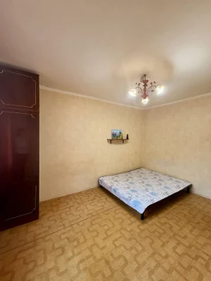 продам 2-к квартиру пр. Кирова 24, маленький париж, центр