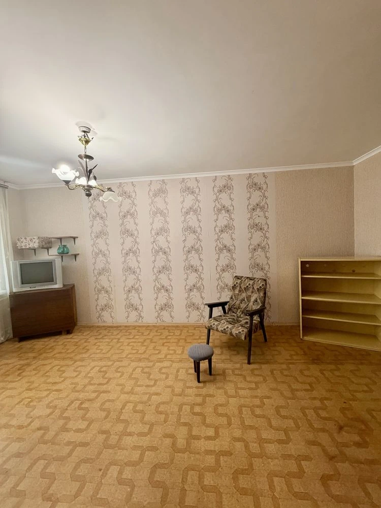 продам 2-к квартиру пр. Кирова 24, маленький париж, центр