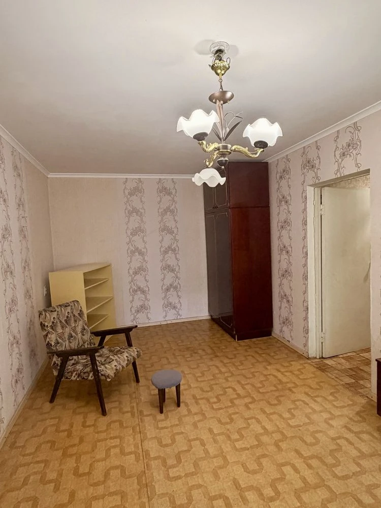 продам 2-к квартиру пр. Кирова 24, маленький париж, центр