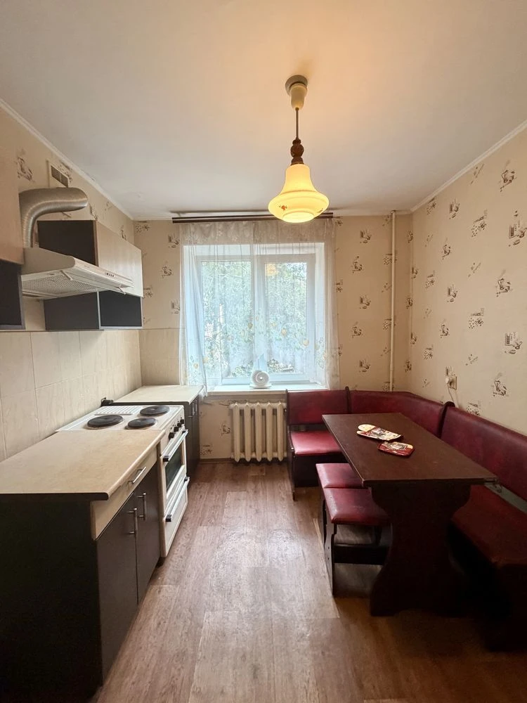 продам 2-к квартиру пр. Кирова 24, маленький париж, центр