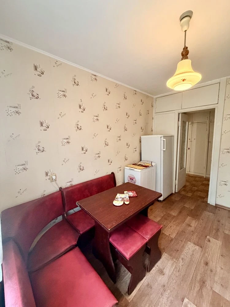 продам 2-к квартиру пр. Кирова 24, маленький париж, центр