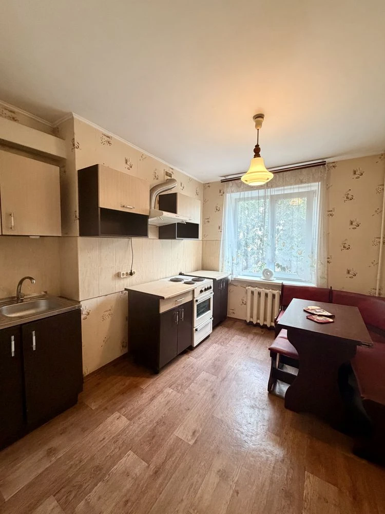 продам 2-к квартиру пр. Кирова 24, маленький париж, центр