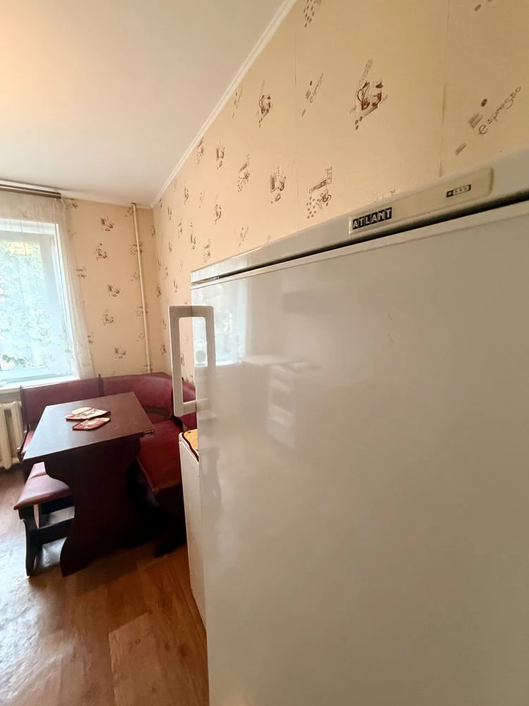продам 2-к квартиру пр. Кирова 24, маленький париж, центр
