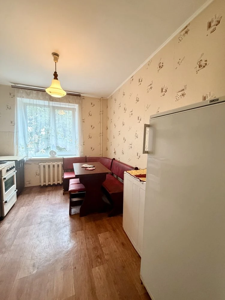 продам 2-к квартиру пр. Кирова 24, маленький париж, центр