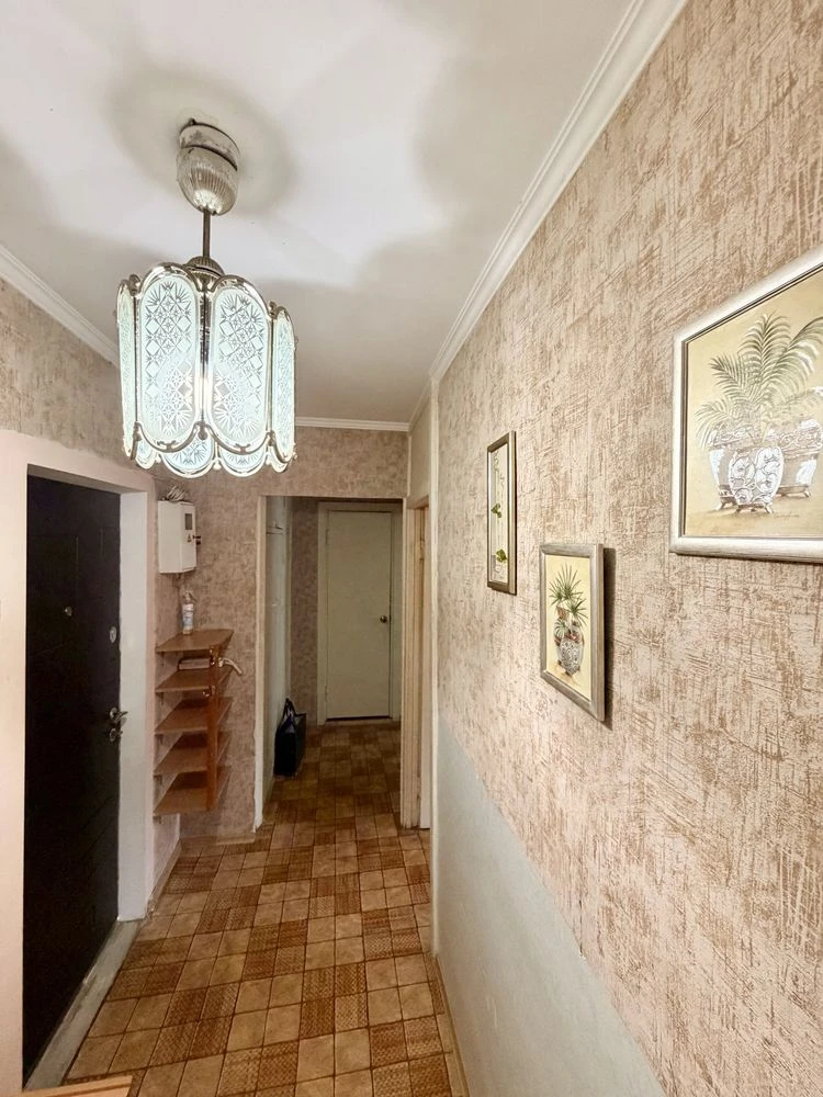 продам 2-к квартиру пр. Кирова 24, маленький париж, центр