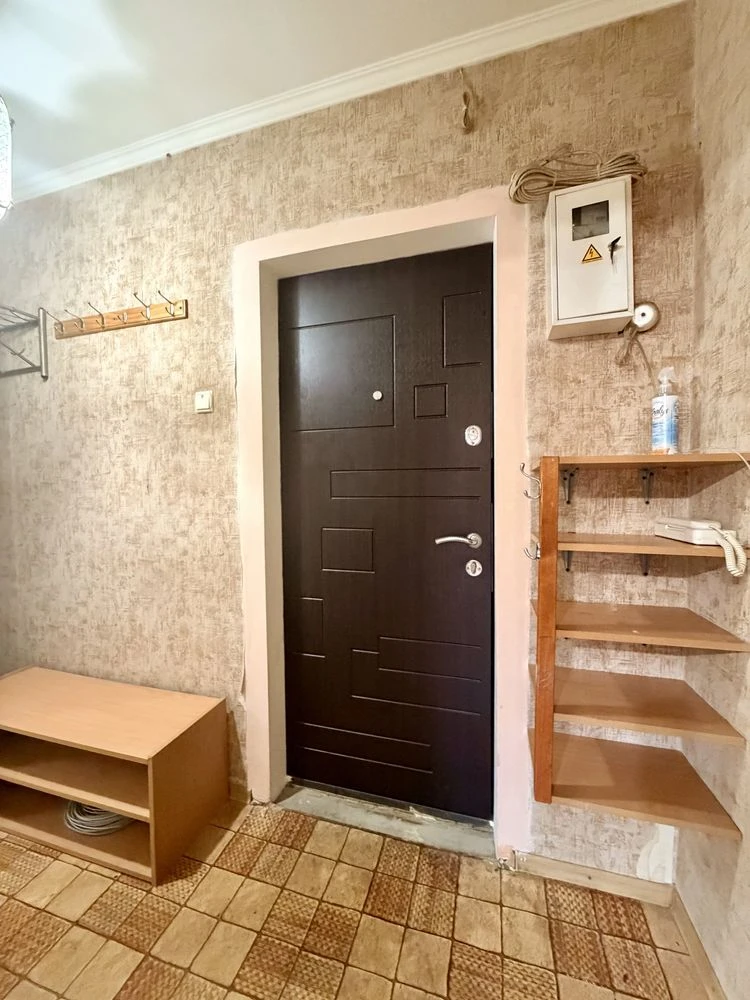 продам 2-к квартиру пр. Кирова 24, маленький париж, центр