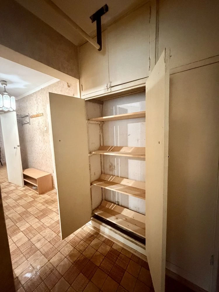 продам 2-к квартиру пр. Кирова 24, маленький париж, центр