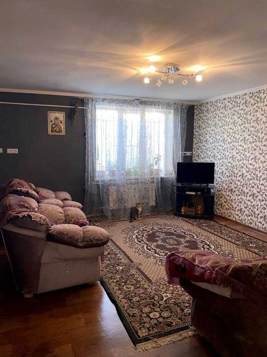 A house on 11 acres of land in Slobodka is for sale.