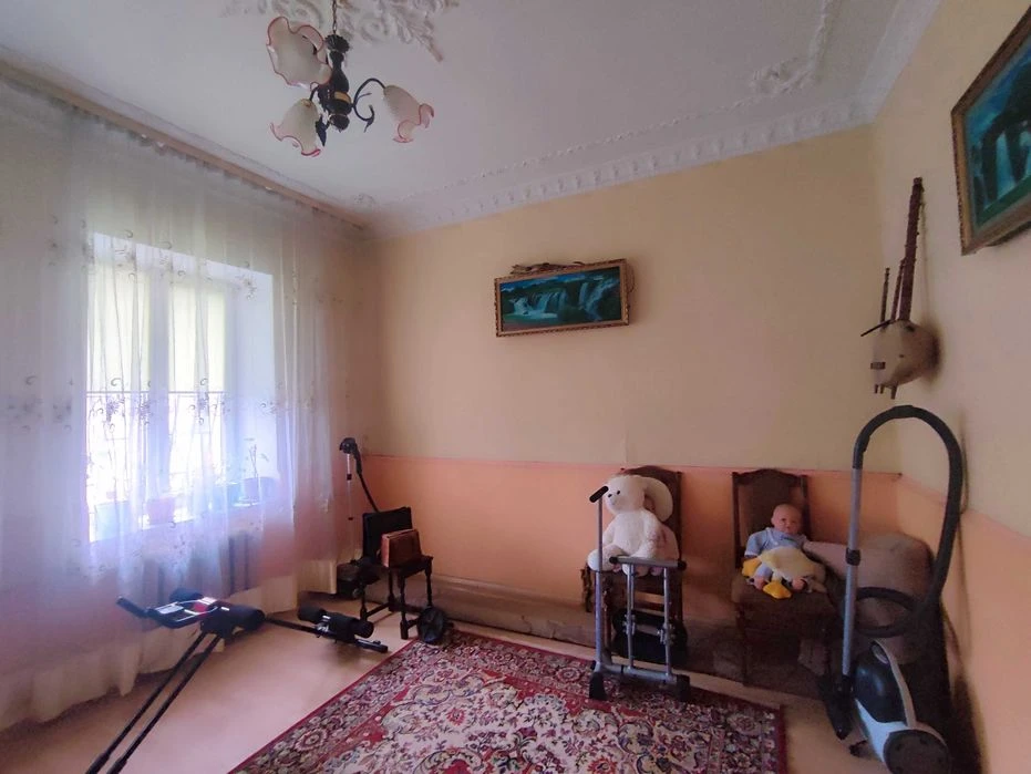 A house on 11 acres of land in Slobodka is for sale.