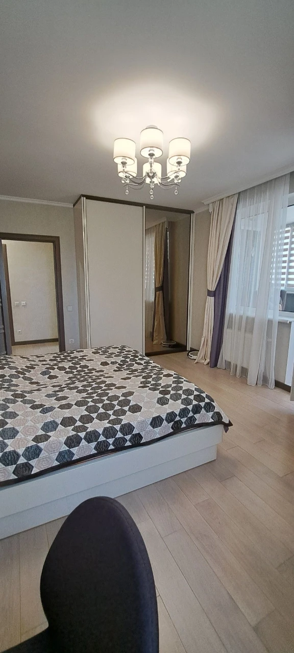 Продається світла, простора 3-х кімнатна квартира по вул. Аб