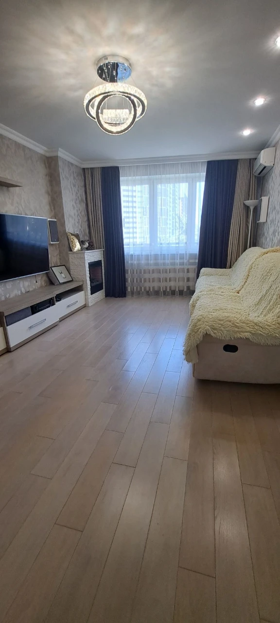 Продається світла, простора 3-х кімнатна квартира по вул. Аб