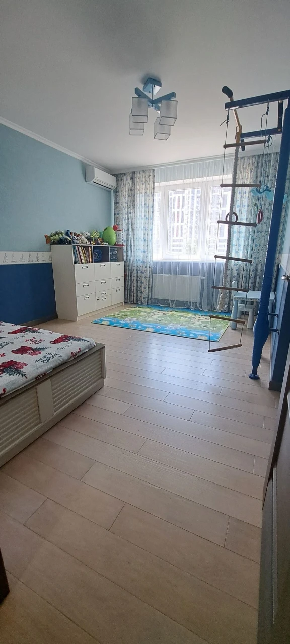 Продається світла, простора 3-х кімнатна квартира по вул. Аб