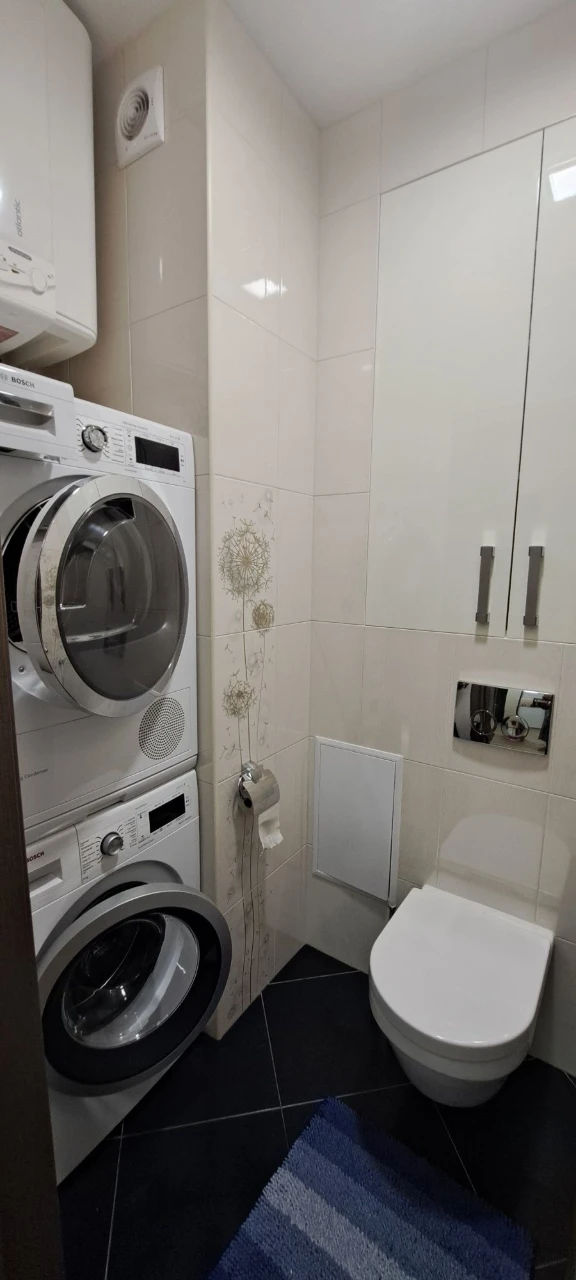 Продається світла, простора 3-х кімнатна квартира по вул. Аб