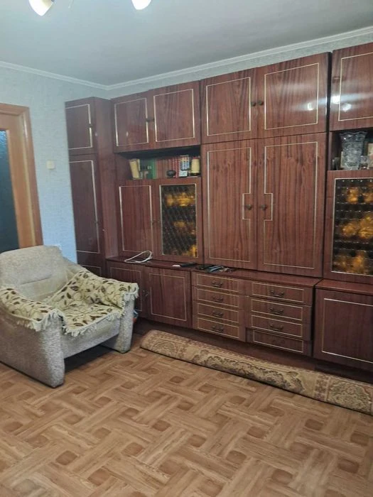 For sale 2-room apartment in a brick building, 5 minutes from the Vokzalnaya metro station.