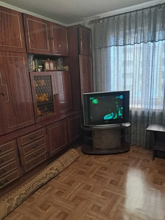 For sale 2-room apartment in a brick building, 5 minutes from the Vokzalnaya metro station.