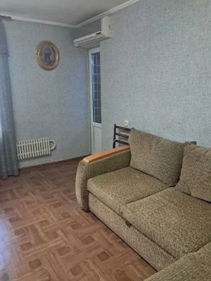 For sale 2-room apartment in a brick building, 5 minutes from the Vokzalnaya metro station.