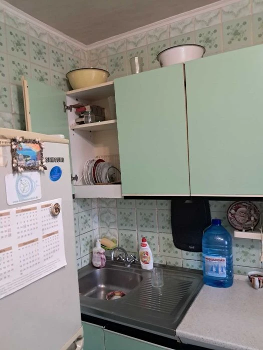 For sale 2-room apartment in a brick building, 5 minutes from the Vokzalnaya metro station.