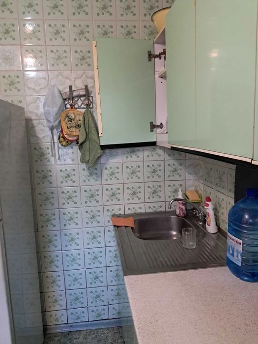For sale 2-room apartment in a brick building, 5 minutes from the Vokzalnaya metro station.