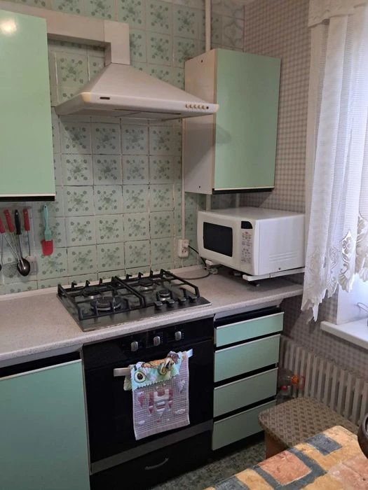 For sale 2-room apartment in a brick building, 5 minutes from the Vokzalnaya metro station.