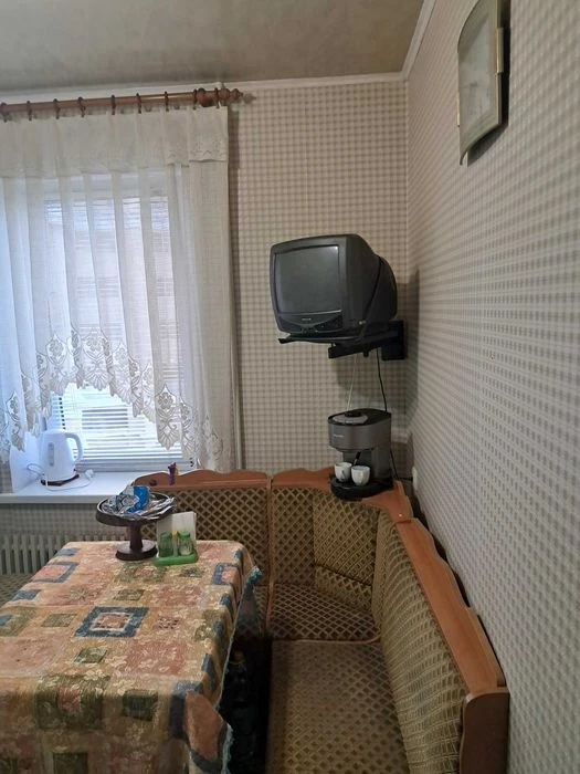 For sale 2-room apartment in a brick building, 5 minutes from the Vokzalnaya metro station.