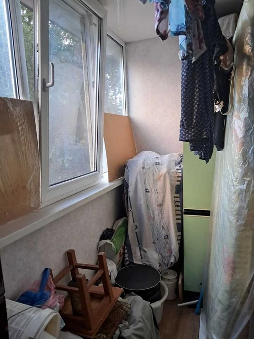 For sale 2-room apartment in a brick building, 5 minutes from the Vokzalnaya metro station.