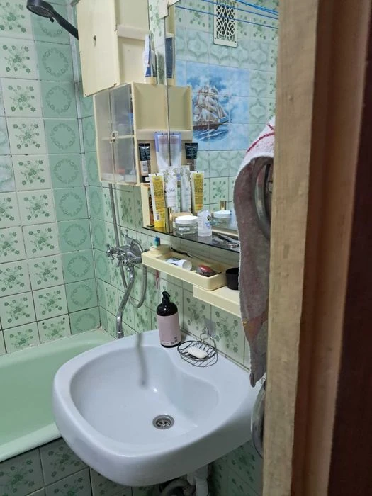For sale 2-room apartment in a brick building, 5 minutes from the Vokzalnaya metro station.