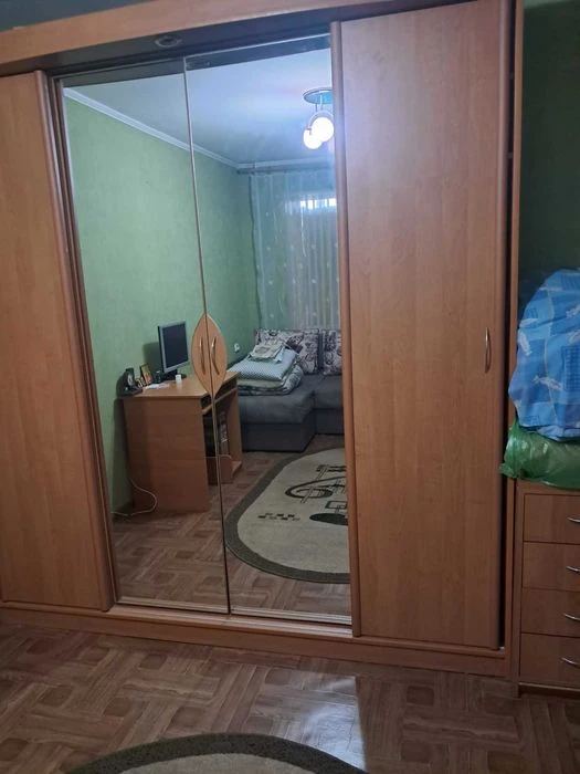 For sale 2-room apartment in a brick building, 5 minutes from the Vokzalnaya metro station.