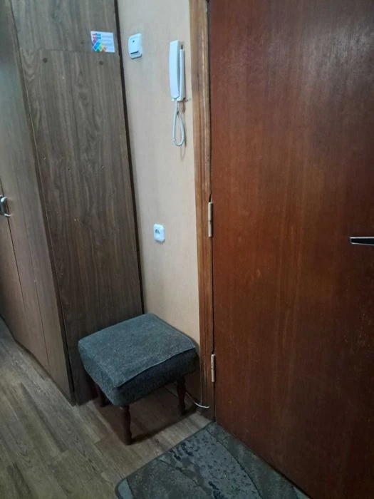 For sale 2-room apartment in a brick building, 5 minutes from the Vokzalnaya metro station.
