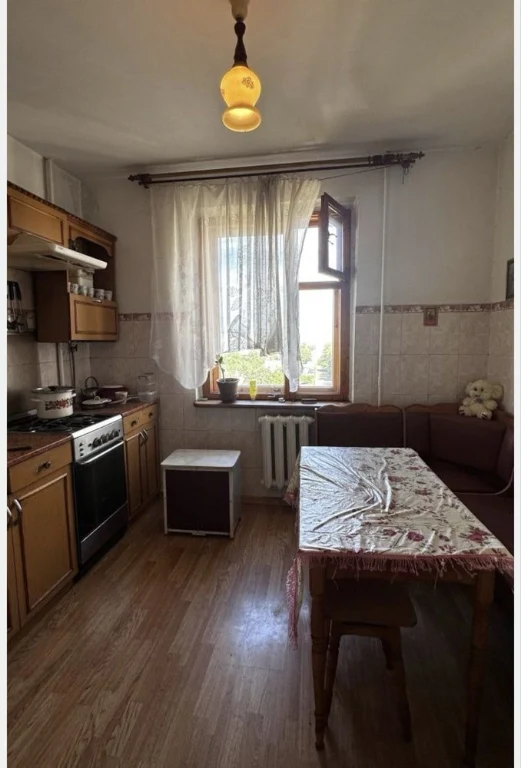 Продам 3 кімнатну чешку в районі вулиці Комарова