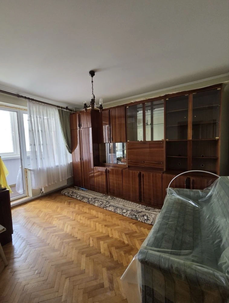Продам 3 кімнатну чешку в районі вулиці Комарова