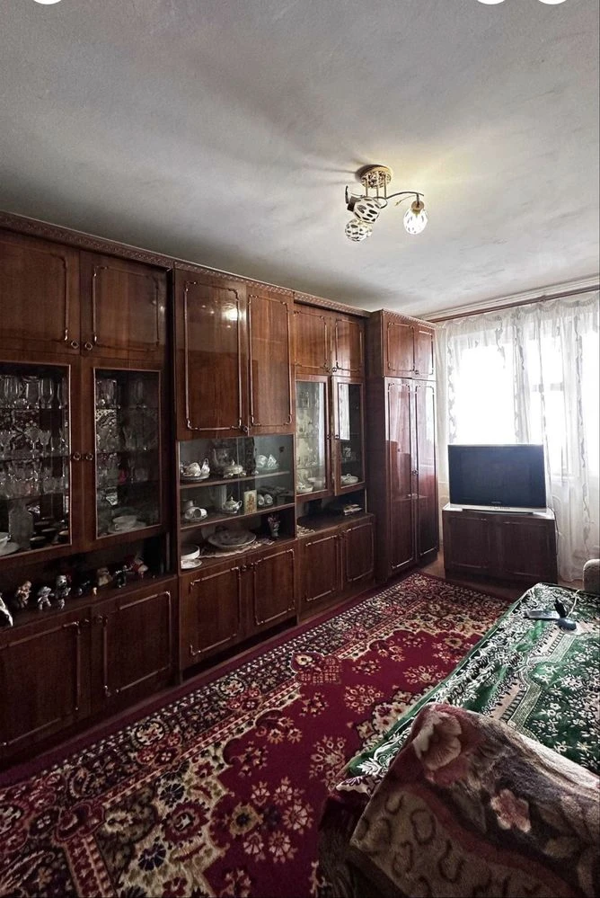 Продам 3 кімнатну чешку в районі вулиці Комарова