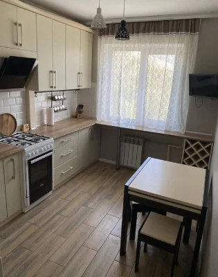 Утеплена 3к з заміненою проводкою, вікнами, зручний поверх 2