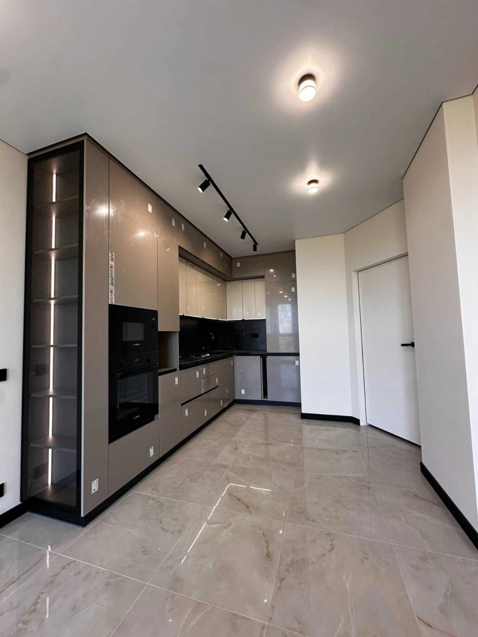 Продаж  1 кім. квартири з ремотом +кухня студія, у новобудов