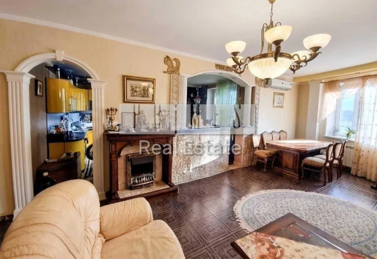 Продаж 3к квартири з ремонтом та паркомісцем, вул. Ахматової