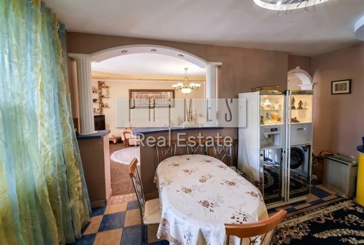 Продаж 3к квартири з ремонтом та паркомісцем, вул. Ахматової