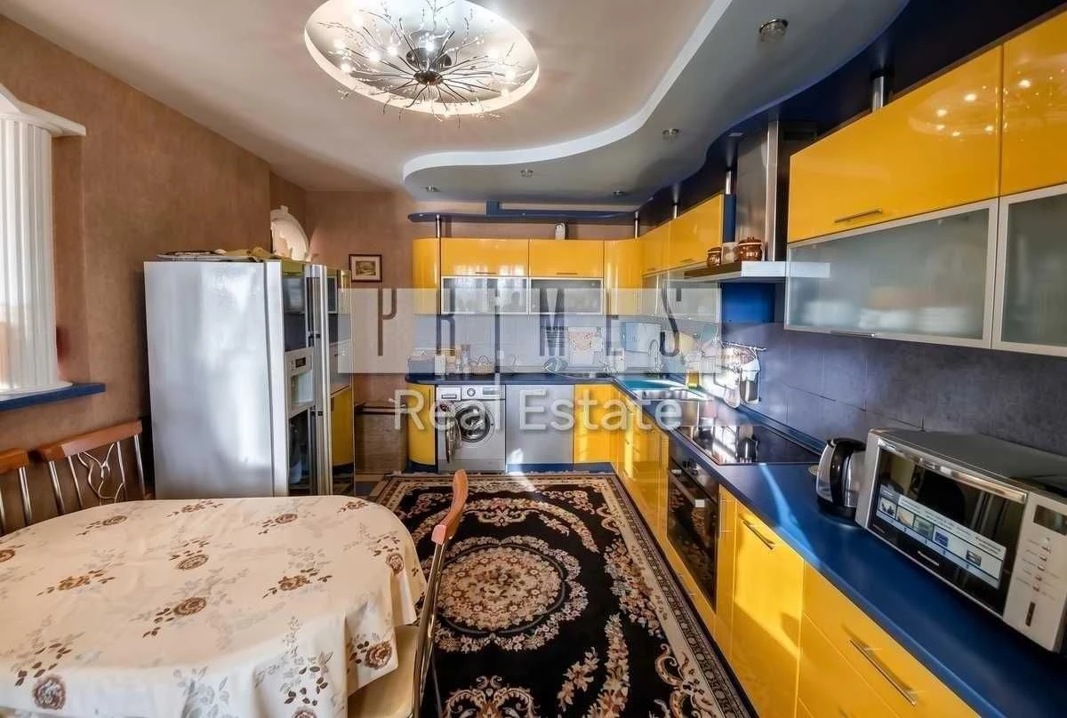 Продаж 3к квартири з ремонтом та паркомісцем, вул. Ахматової