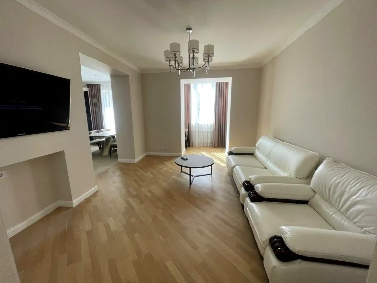 Оренда квартири 3-кімн. 107 м² 7/10 пов.