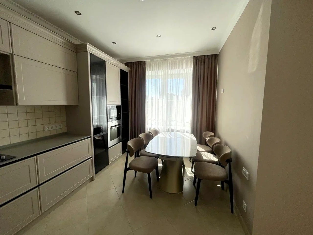 Оренда квартири 3-кімн. 107 м² 7/10 пов.