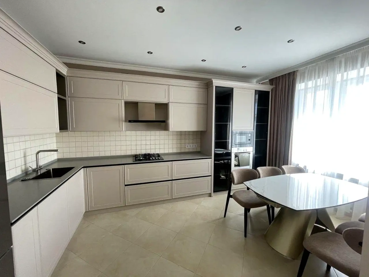 Оренда квартири 3-кімн. 107 м² 7/10 пов.