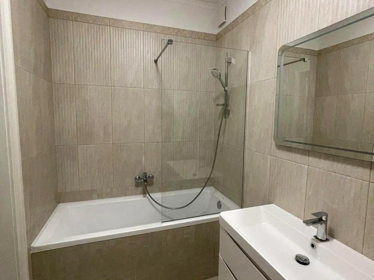Оренда квартири 3-кімн. 107 м² 7/10 пов.