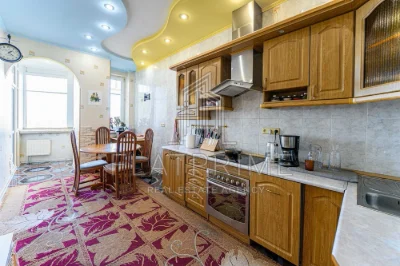 Продаж 4-кімнатної квартири 149 м² у центрі Києва