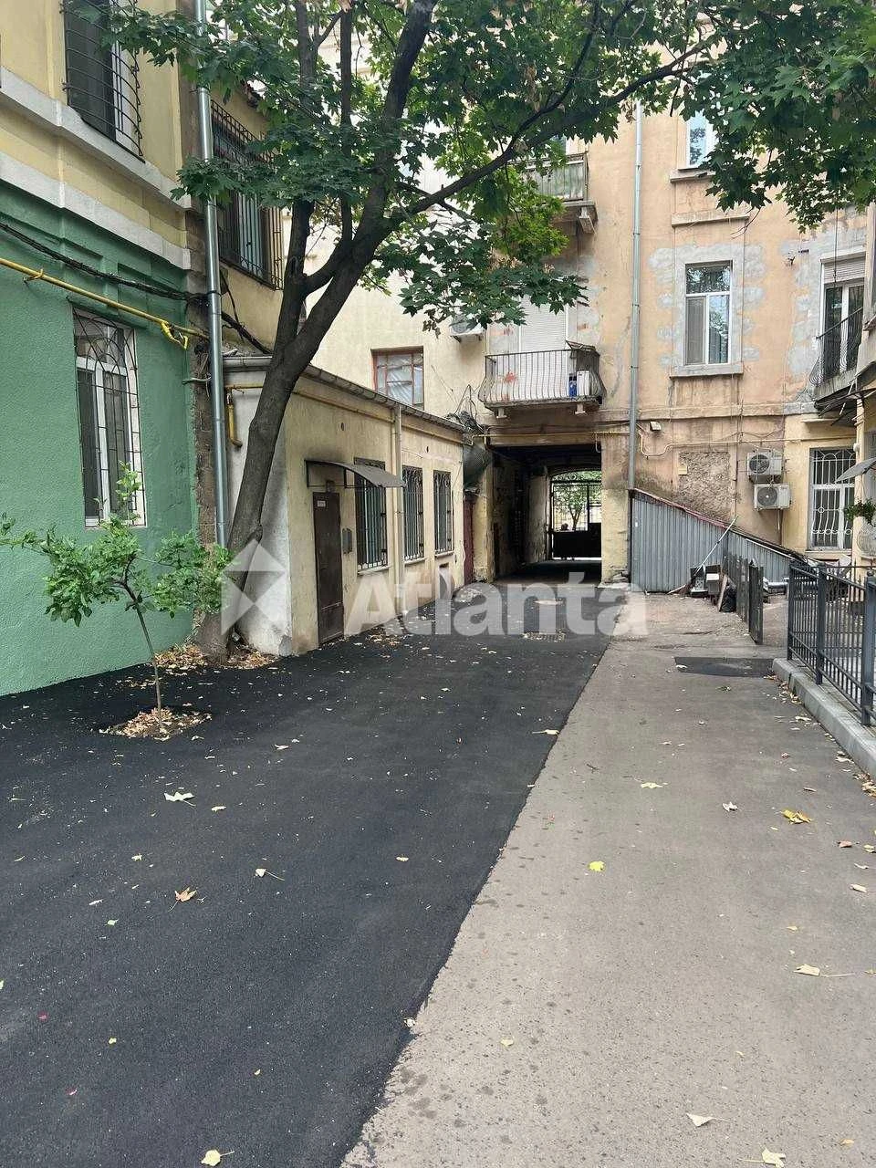 Трикімнатна квартира в центрі Одеси на Канатній поруч із Дер