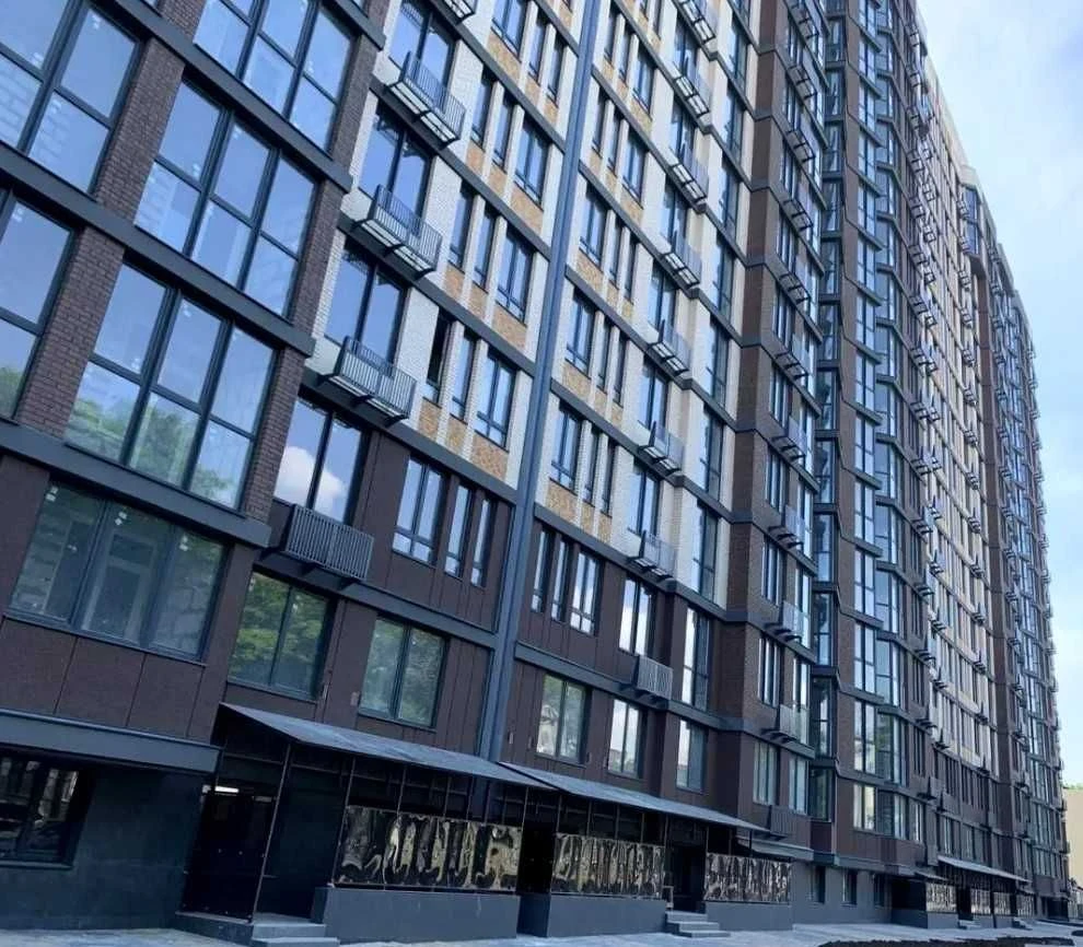 Срочно в связи с выездом продам 2 комнатную квартиру 65 метр