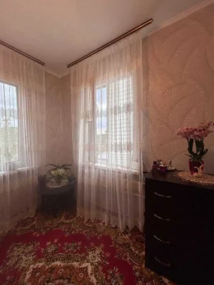Частина будинку на Корбутівці з виходом до річки