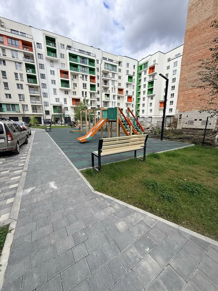 Квартира біля міського озера з власною терасою на даху